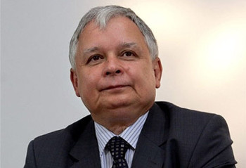 Conservative Warsaw Mayor and presidential candidate Lech Kaczynski for the 25 September 2005 general elections speaks at the Batory Foundation in Warsaw 19 September 2005. Kaczynski is placed second in the presidential election race behind centre-right Civic Platform leader Donald Tusk. AFP PHOTO WOJTEK RADWANSKI