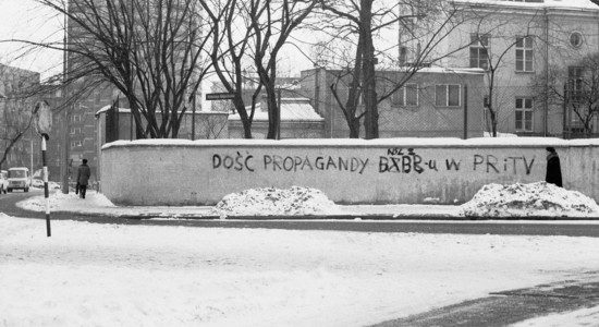 01.1982 Warszawa Stan wojenny w Polsce n/z znak oporu spolecznego , napis antypanstwowy na murze " dosc propagandy w TV i PR " fot. Krzysztof Jan Kubiak/FOTONOVA UWAGA!!!! Zdjecie moze byc uzyte tylko z prawidlowym podpisem: fot. Krzysztof Jan Kubiak/FOTONOVA internet + 100 %