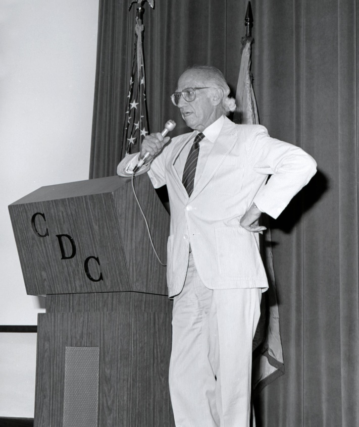 https://upload.wikimedia.org/wikipedia/commons/1/13/Jonas_Salk_1988.jpg