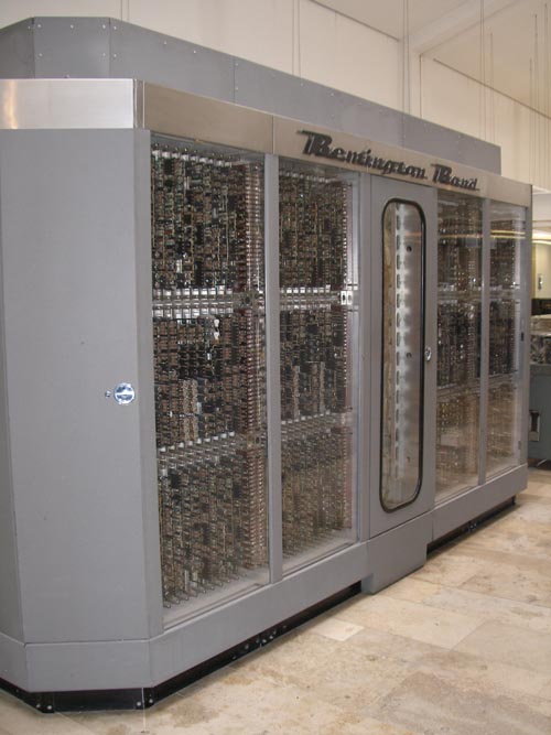 https://upload.wikimedia.org/wikipedia/commons/3/34/UNIVAC_I_Factronic.jpg