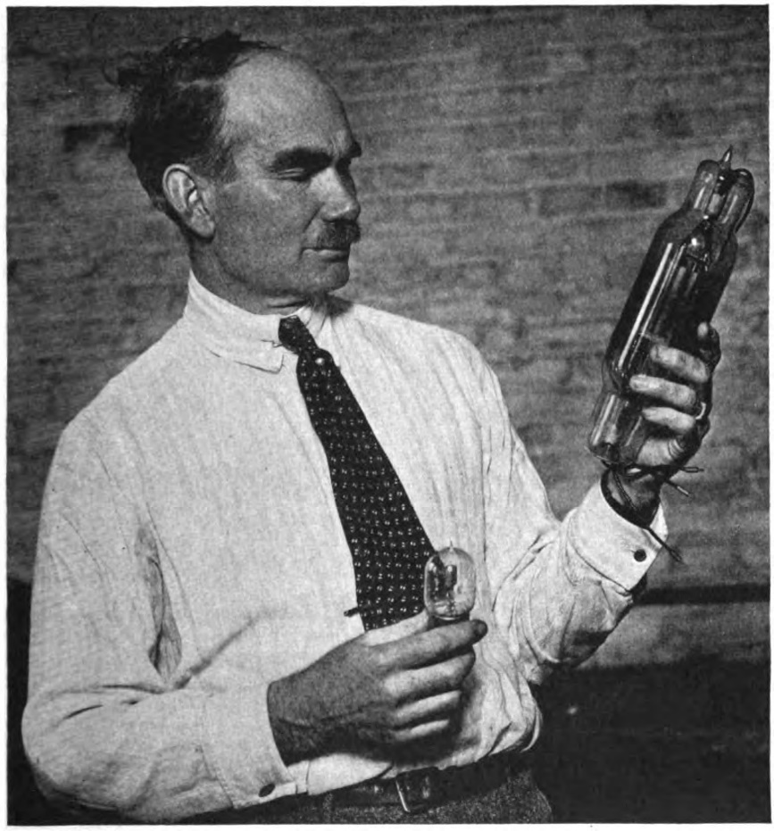 https://upload.wikimedia.org/wikipedia/commons/9/95/Lee_De_Forest_with_Audion_tubes.jpg