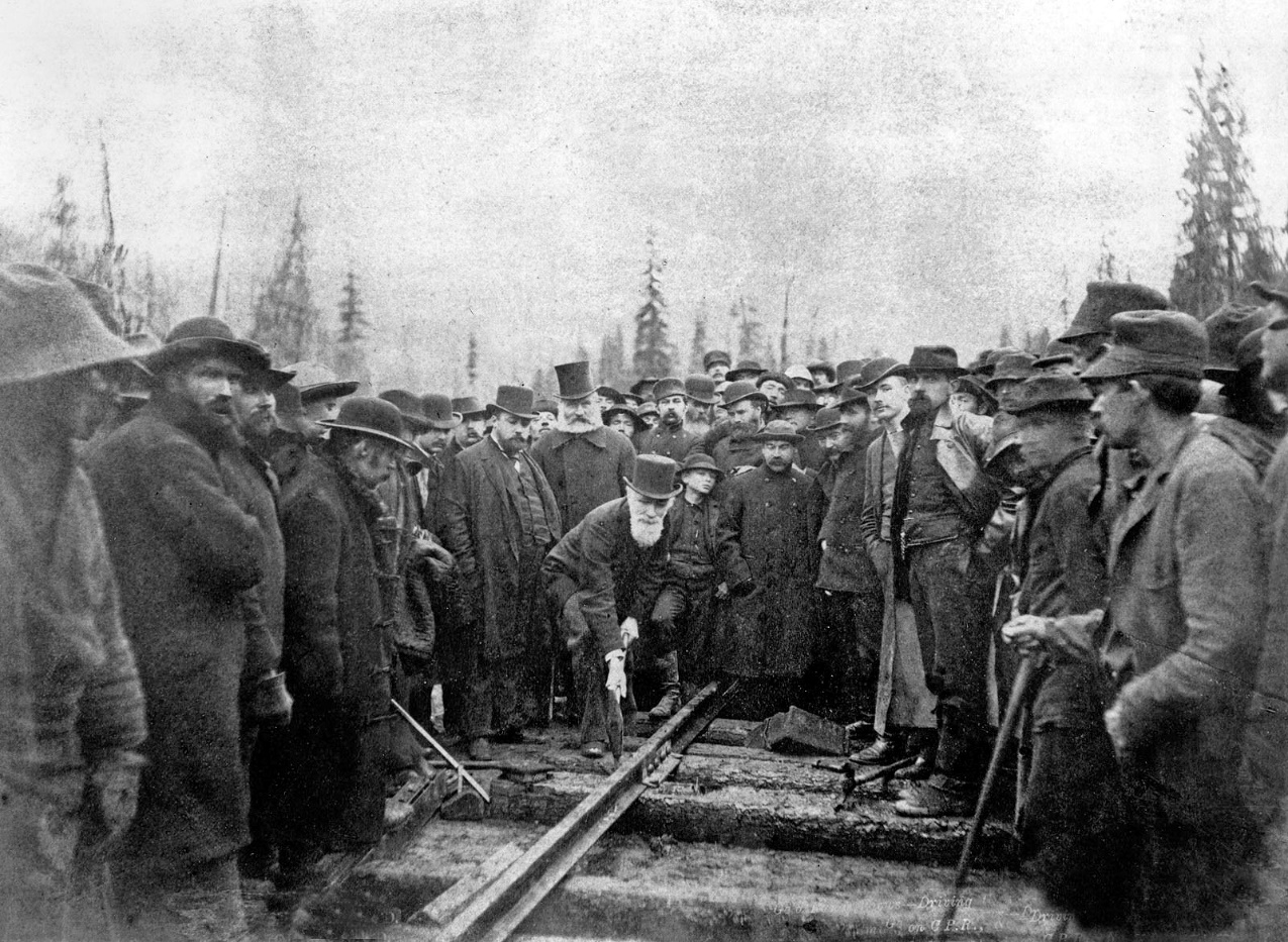 https://upload.wikimedia.org/wikipedia/commons/c/c6/LastSpike_Craigellachie_BC_Canada.jpg
