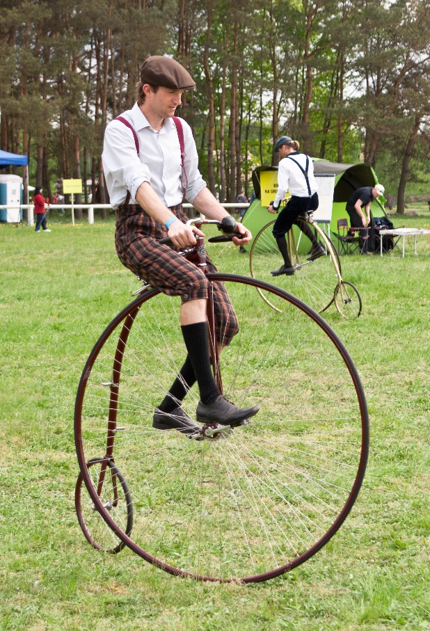 https://upload.wikimedia.org/wikipedia/commons/c/c4/Bicykle_teamu_%C5%81ukasza_Cybulskiego.jpg