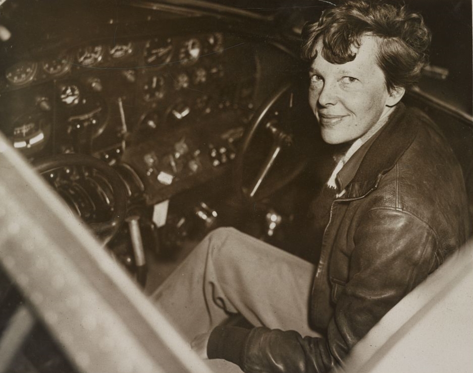 https://upload.wikimedia.org/wikipedia/commons/e/eb/Amelia_earhart_1937.jpg