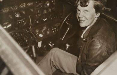 https://upload.wikimedia.org/wikipedia/commons/e/eb/Amelia_earhart_1937.jpg