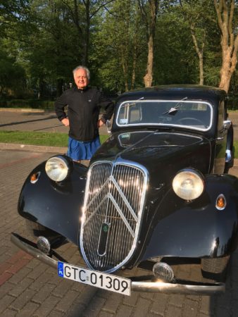 Obraz zawierający zewnętrzne, drzewo, osoba, podłoże Opis wygenerowany przy bardzo wysokim poziomie pewności