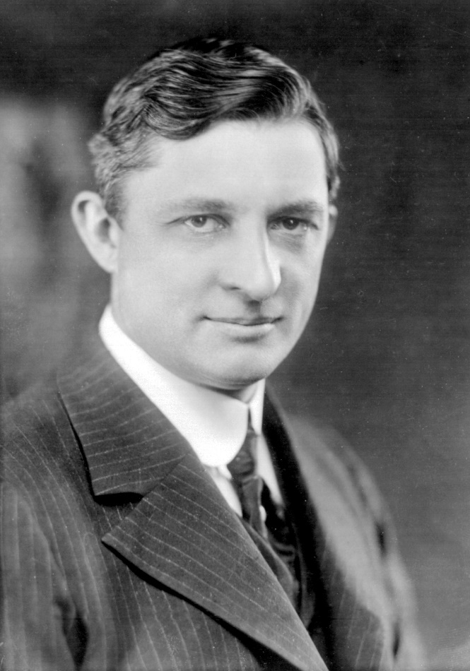https://upload.wikimedia.org/wikipedia/commons/a/a7/Willis_Carrier_1915.jpg