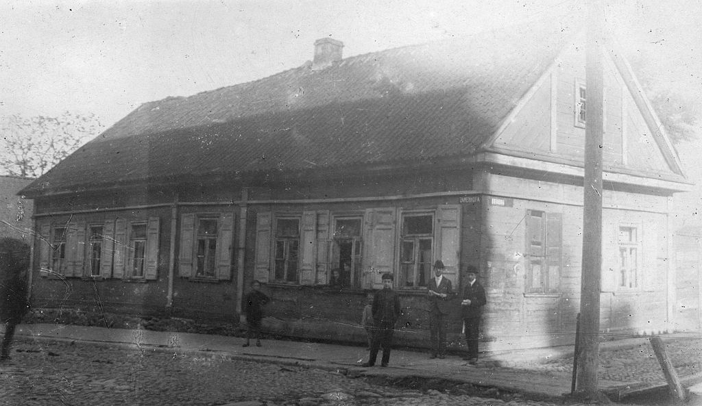 https://upload.wikimedia.org/wikipedia/commons/thumb/a/a4/Dom_Zamenhofa_Bialystok.jpg/1024px-Dom_Zamenhofa_Bialystok.jpg