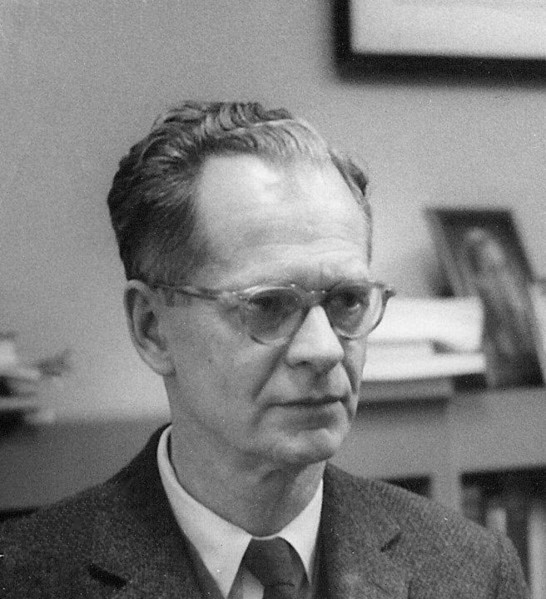 https://upload.wikimedia.org/wikipedia/commons/3/3f/B.F._Skinner_at_Harvard_circa_1950.jpg
