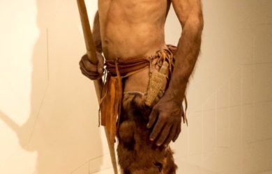 https://upload.wikimedia.org/wikipedia/commons/4/4d/Oetzi_the_Iceman_Rekonstruktion_1.jpg