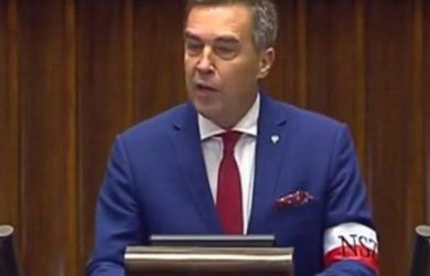 Obraz zawierający osoba, mężczyzna, wewnątrz, krawat Opis wygenerowany przy bardzo wysokim poziomie pewności