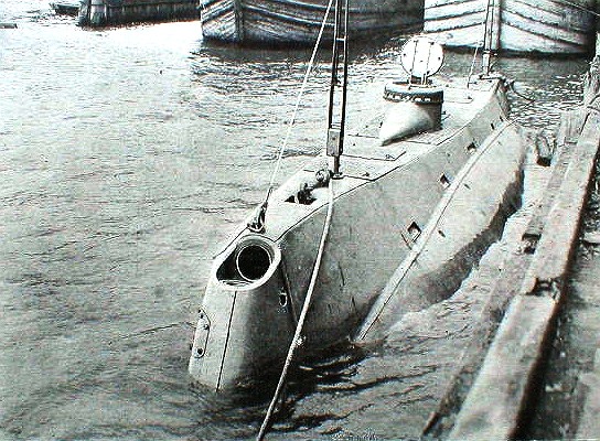 https://upload.wikimedia.org/wikipedia/commons/1/10/USS_Holland_%28SS-1%29_-_Scientific_American_1898.jpg