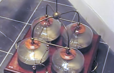 https://upload.wikimedia.org/wikipedia/commons/c/c8/Leidse_flessen_Museum_Boerhave_december_2003.jpg