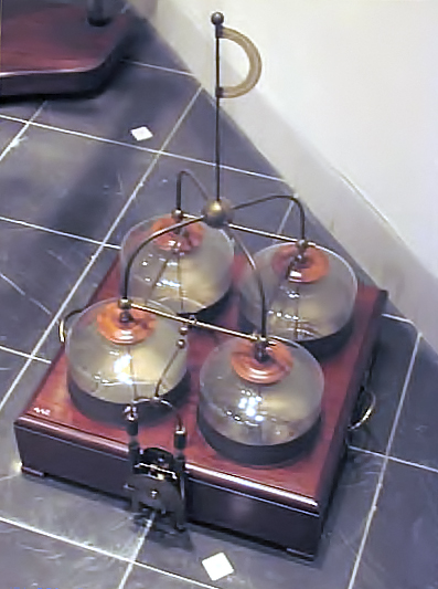https://upload.wikimedia.org/wikipedia/commons/c/c8/Leidse_flessen_Museum_Boerhave_december_2003.jpg