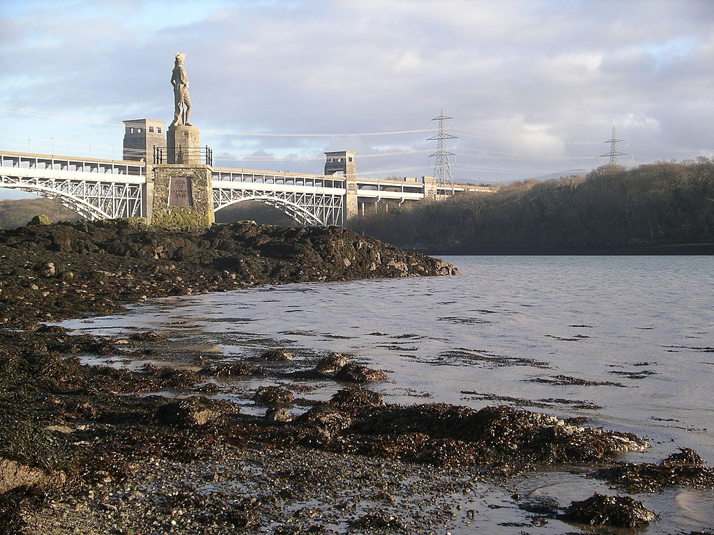 https://upload.wikimedia.org/wikipedia/commons/thumb/3/35/Britannia_Bridge_and_Nelson_memorial_3.JPG/1024px-Britannia_Bridge_and_Nelson_memorial_3.JPG