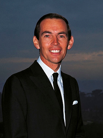 https://upload.wikimedia.org/wikipedia/commons/5/54/Christiaan_Barnard_1968.jpg