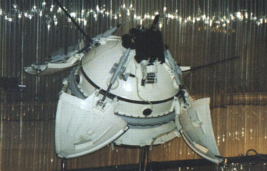 https://upload.wikimedia.org/wikipedia/commons/8/8d/Mars3_lander_vsm.jpg