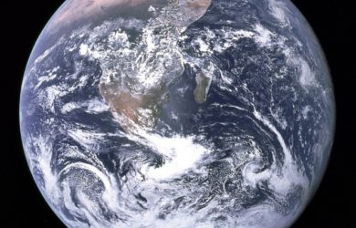 https://upload.wikimedia.org/wikipedia/commons/thumb/9/97/The_Earth_seen_from_Apollo_17.jpg/1024px-The_Earth_seen_from_Apollo_17.jpg