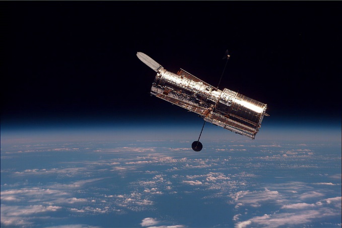 https://upload.wikimedia.org/wikipedia/commons/thumb/3/32/Hubble_01.jpg/1024px-Hubble_01.jpg
