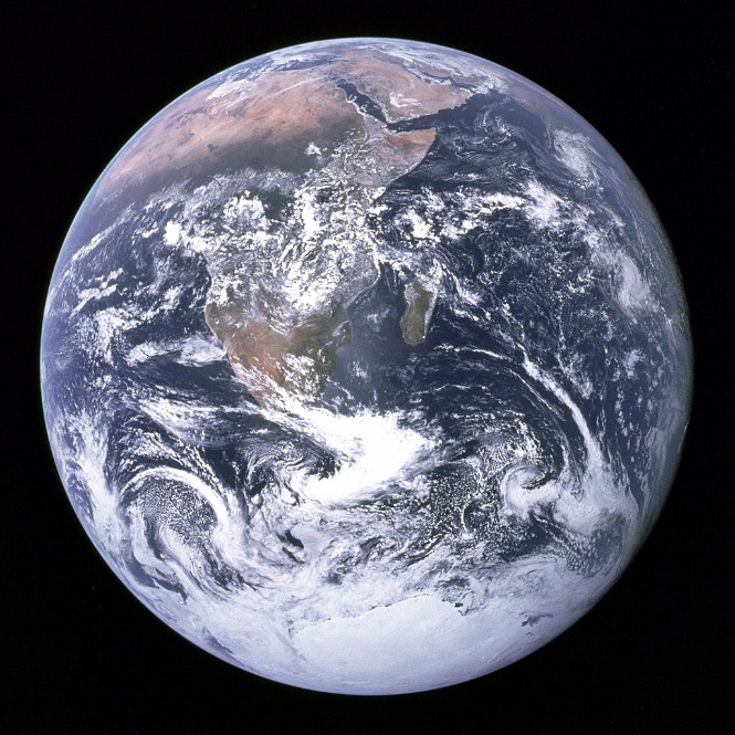 https://upload.wikimedia.org/wikipedia/commons/thumb/9/97/The_Earth_seen_from_Apollo_17.jpg/1024px-The_Earth_seen_from_Apollo_17.jpg