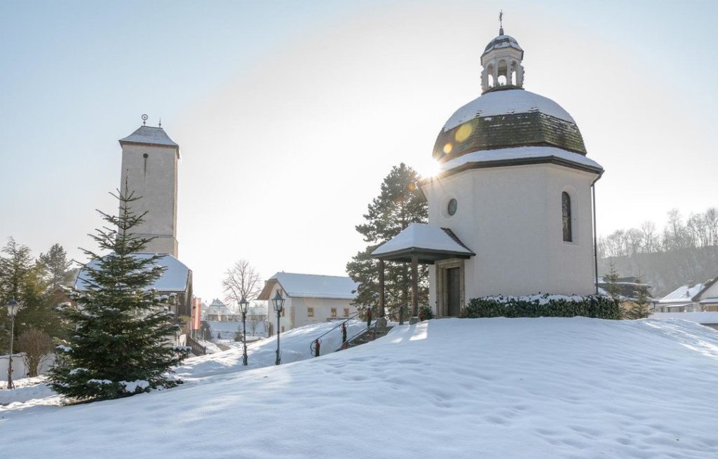 Obraz zawierający śnieg, zewnętrzne, drzewo, nieboOpis wygenerowany przy bardzo wysokim poziomie pewności