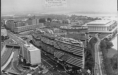 https://upload.wikimedia.org/wikipedia/commons/1/1f/Watergate_complex.jpg