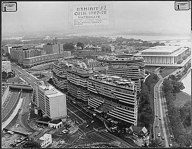 https://upload.wikimedia.org/wikipedia/commons/1/1f/Watergate_complex.jpg