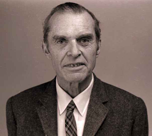 https://upload.wikimedia.org/wikipedia/commons/2/2d/James_Bond_1974.jpg