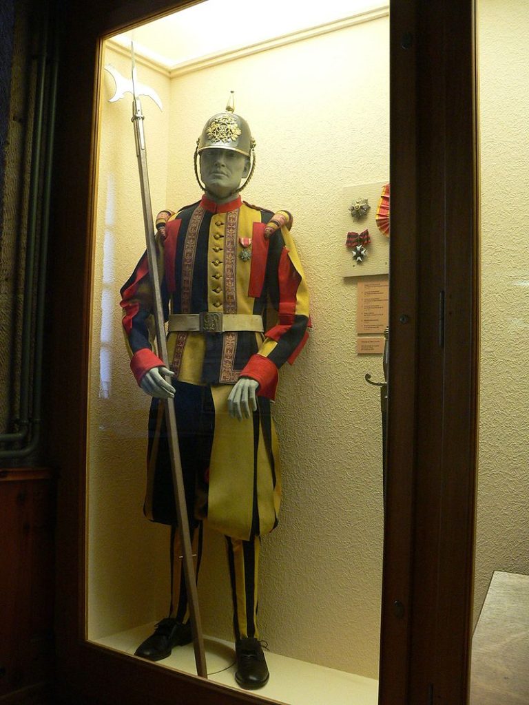 https://upload.wikimedia.org/wikipedia/commons/thumb/c/c5/Garde-suisse-vatican-p1000582.jpg/800px-Garde-suisse-vatican-p1000582.jpg