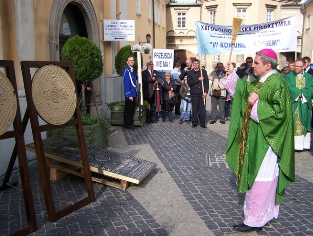 C:\Users\Piotr\Pictures\Saved Pictures\świecenie włazów kanalizacyjnych na Jasnej Górze.jpg