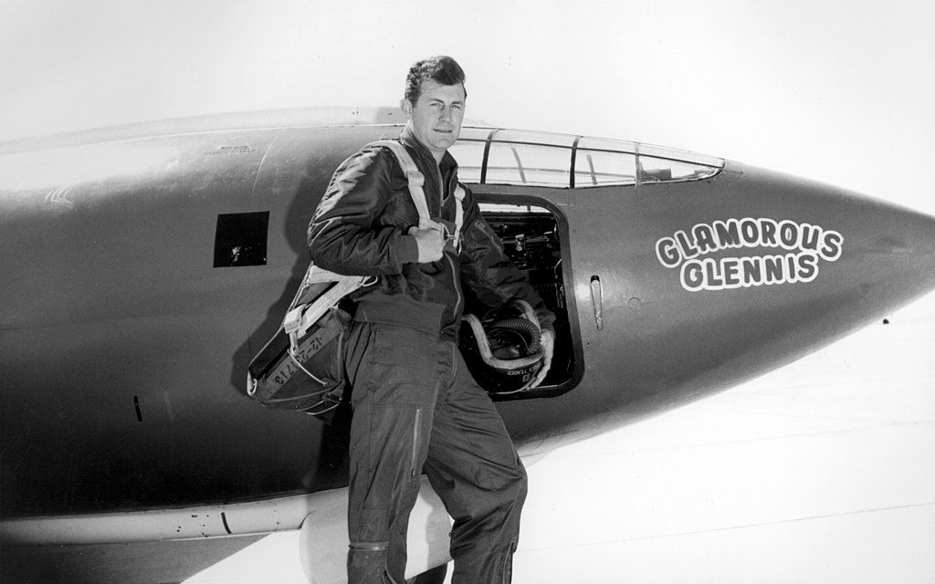 https://upload.wikimedia.org/wikipedia/commons/thumb/7/7a/Chuck_Yeager.jpg/1024px-Chuck_Yeager.jpg