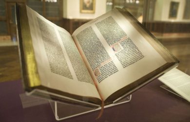 https://upload.wikimedia.org/wikipedia/commons/thumb/b/b6/Gutenberg_Bible%2C_Lenox_Copy%2C_New_York_Public_Library%2C_2009._Pic_01.jpg/1024px-Gutenberg_Bible%2C_Lenox_Copy%2C_New_York_Public_Library%2C_2009._Pic_01.jpg