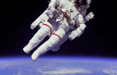 https://upload.wikimedia.org/wikipedia/commons/thumb/9/9c/Astronaut-EVA_edit.jpg/800px-Astronaut-EVA_edit.jpg