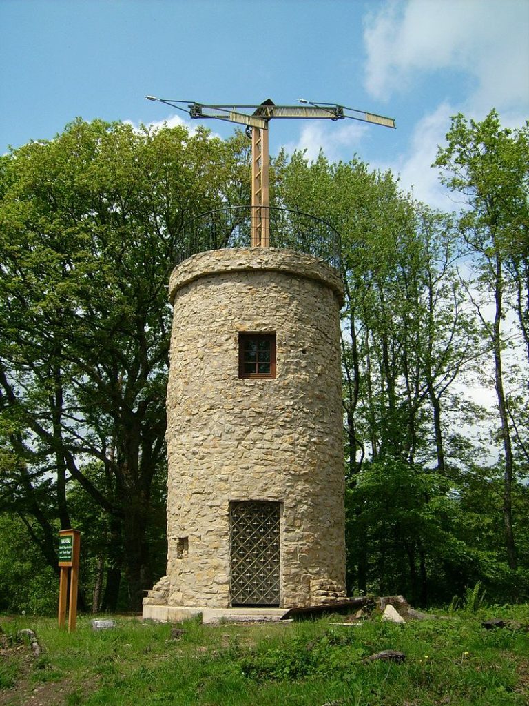 https://upload.wikimedia.org/wikipedia/commons/thumb/9/94/OptischerTelegraf.jpg/800px-OptischerTelegraf.jpg