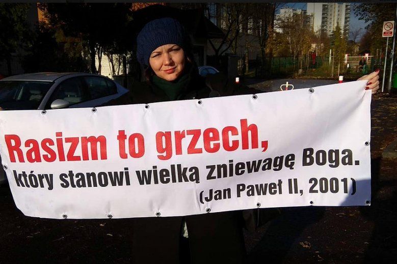 Kobieta z banerem, na ktÃ³rym byÅ cytat z Jana PawÅa II, weszÅa do koÅcioÅa peÅnego oenerowcÃ³w. ZostaÅa wywleczona ze ÅwiÄtyni.