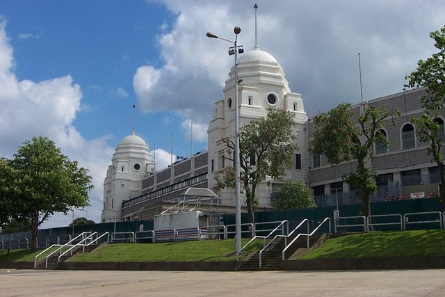 https://upload.wikimedia.org/wikipedia/commons/c/c6/Wembley_Stadium_Twin_Towers.jpg