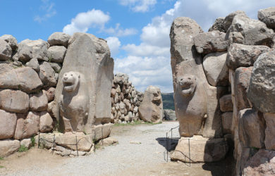 https://upload.wikimedia.org/wikipedia/commons/thumb/5/5c/Lion_Gate%2C_Hattusa_01.jpg/1024px-Lion_Gate%2C_Hattusa_01.jpg