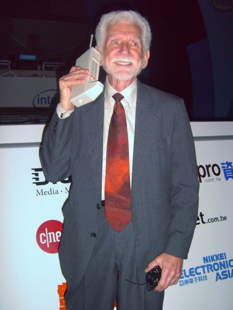 https://upload.wikimedia.org/wikipedia/commons/thumb/1/1f/2007Computex_e21Forum-MartinCooper.jpg/800px-2007Computex_e21Forum-MartinCooper.jpg