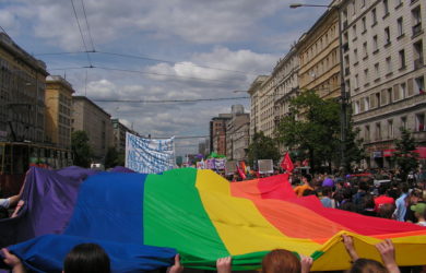 https://upload.wikimedia.org/wikipedia/commons/thumb/5/59/Warszawa.ParadaRownosci2006wz3.jpg/1024px-Warszawa.ParadaRownosci2006wz3.jpg