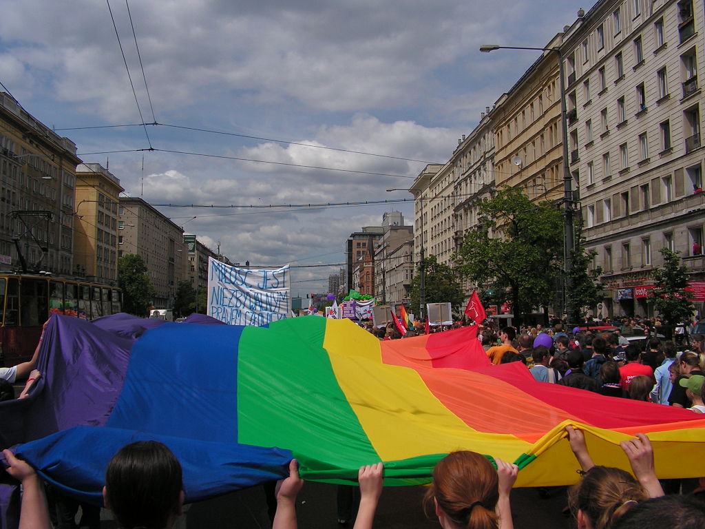 https://upload.wikimedia.org/wikipedia/commons/thumb/5/59/Warszawa.ParadaRownosci2006wz3.jpg/1024px-Warszawa.ParadaRownosci2006wz3.jpg
