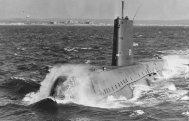 https://upload.wikimedia.org/wikipedia/commons/e/ef/USS_Nautilus_SSN-571_-underway.jpg