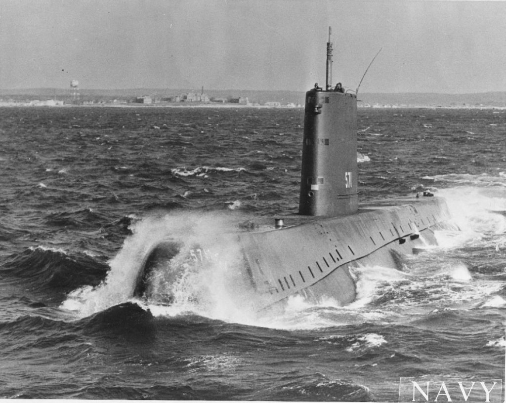 https://upload.wikimedia.org/wikipedia/commons/e/ef/USS_Nautilus_SSN-571_-underway.jpg