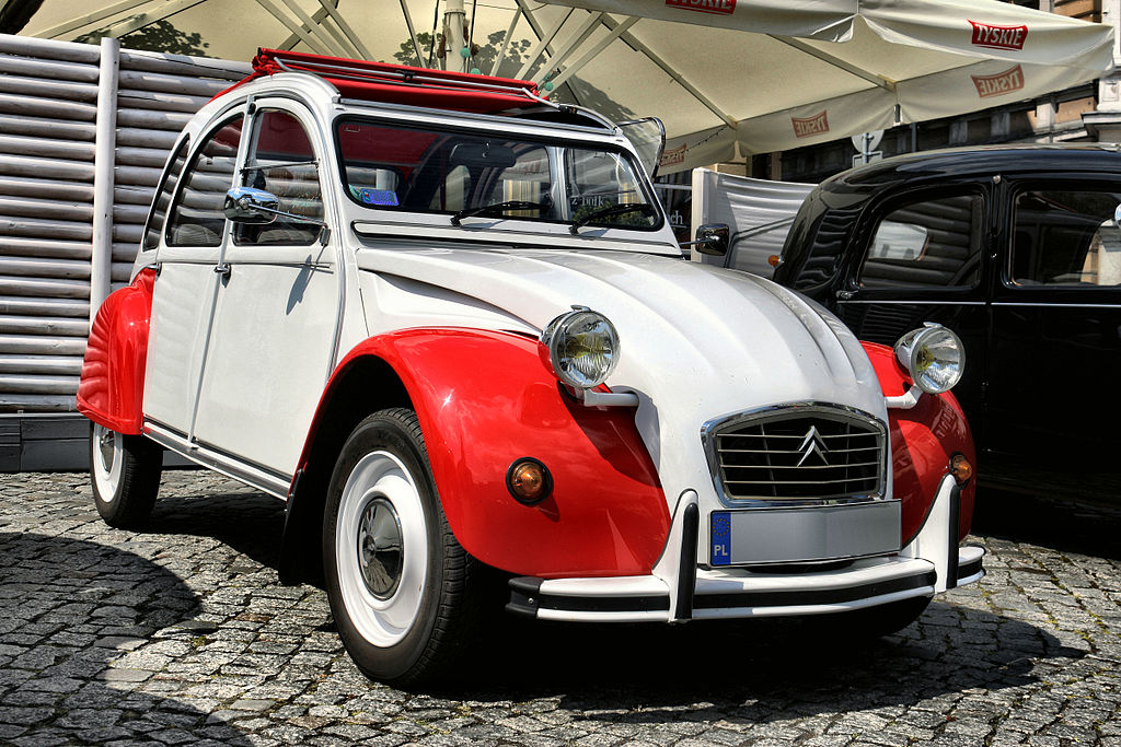 https://upload.wikimedia.org/wikipedia/commons/thumb/5/54/-Citroen-2cv-20150503-bb321j-unreg-alx-crop.jpg/1024px--Citroen-2cv-20150503-bb321j-unreg-alx-crop.jpg
