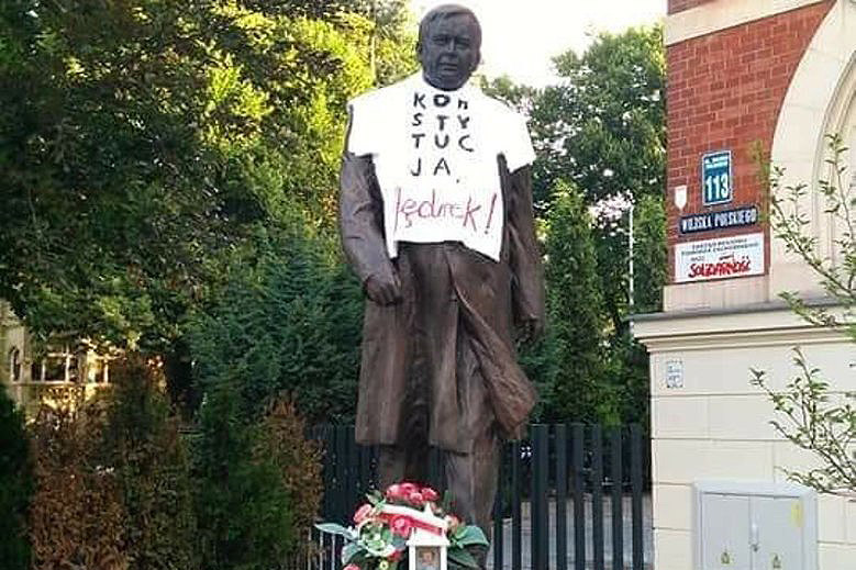 C:\Users\Piotr\Pictures\Saved Pictures\pomnik w koszulce.jpg