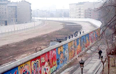 https://upload.wikimedia.org/wikipedia/commons/5/5d/Berlinermauer.jpg