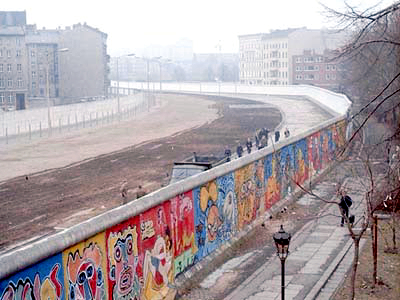 https://upload.wikimedia.org/wikipedia/commons/5/5d/Berlinermauer.jpg
