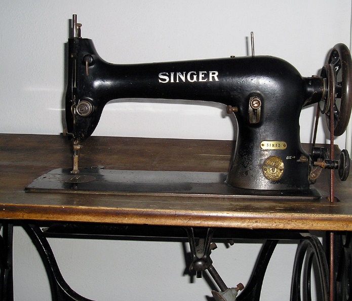 https://upload.wikimedia.org/wikipedia/commons/thumb/e/e8/Singer_sewing_machine_detail1.jpg/1024px-Singer_sewing_machine_detail1.jpg