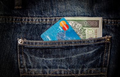 Obraz zawierający walizka, bagaż, futerał, siedzi Opis wygenerowany automatycznie