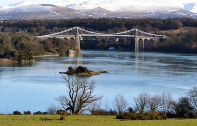 https://upload.wikimedia.org/wikipedia/commons/d/d7/Menai_Suspension_Bridge_-_geograph.org.uk_-_1718002.jpg