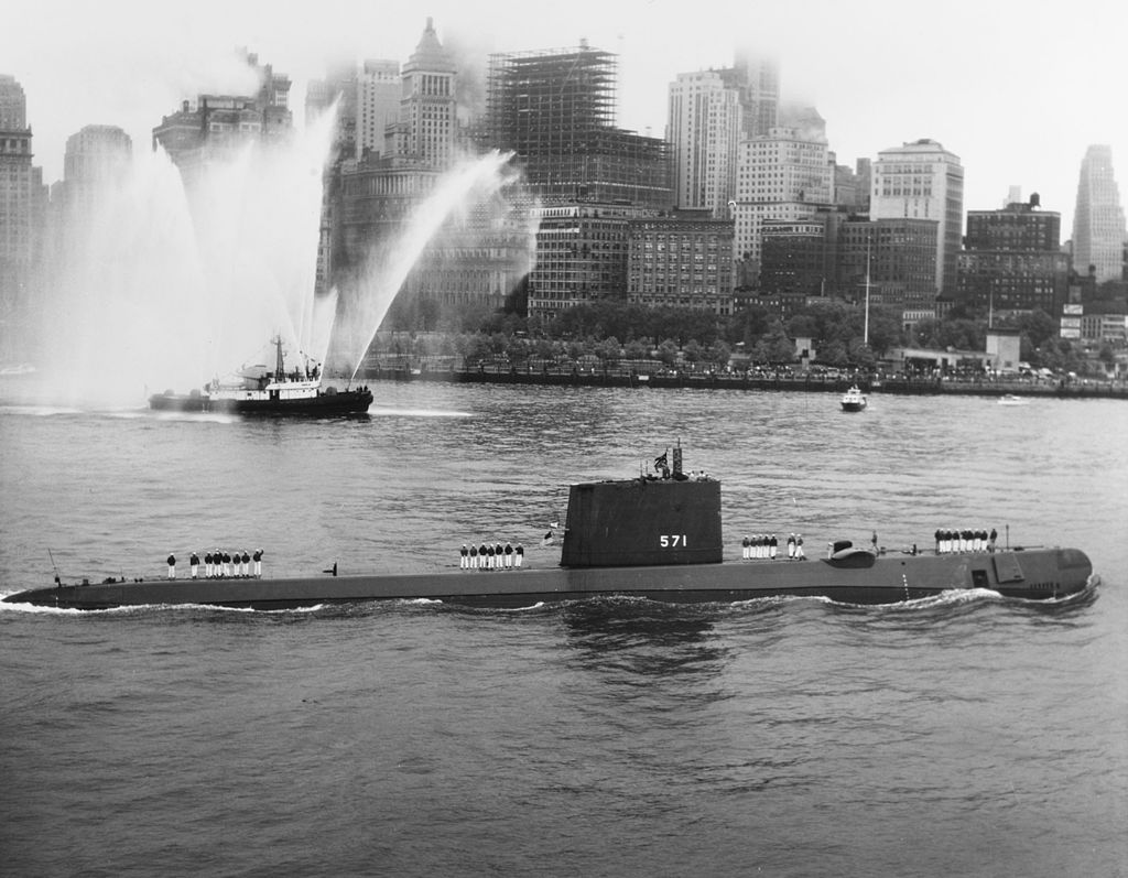 https://upload.wikimedia.org/wikipedia/commons/thumb/9/96/USS_Nautilus_SSN-571_-_0857108.jpg/1024px-USS_Nautilus_SSN-571_-_0857108.jpg